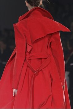 from Yohji Yamamoto. Glamorous Chic Life, Carmen Sandiego, Red Trench Coat, Red Coat, Colour Red, Wearing Red, Mode Inspiration, Trench Coats