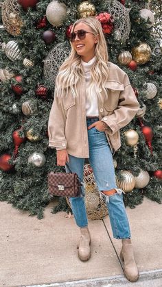 Trendy Winter Fashion 2022, Country Club Fall Outfit, Comfortable Glam Outfit, 60 Weather Outfit Fall, Fall Outfit Black Boots, Light Tan Chelsea Boots Women Outfit, Casual Texas Outfits, October Women Outfits, Burnt Orange Shacket Outfit