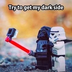 there is a lego darth vader and stormtrooper on the ground with text that reads segui i lato oscuro del selfie con l'atta