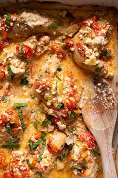 a casserole dish with chicken, tomatoes and cheese