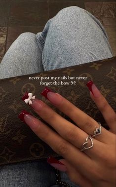 Nails Acrylic Bow Design, Long Acrylic Nail Designs Red, Burgundy Red Nails Design, Red Nails With White Bow, Fall Nails With Charms, Autumn Nails Burgundy, Nails Ideas With Charms, White And Burgundy Nails, Nude And Burgundy Nails