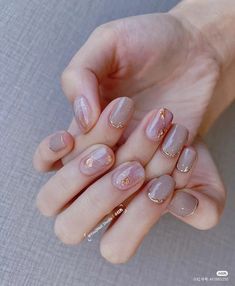 Classy Lawyer Nails, Korean Nails Designs Short, Earth Tone Nail Art, Nail China Style, Japanese Nail Art Elegant, Nail Art Aesthetic Pastel, Blossom Nail Designs, Blossom Nail Art, Rose Gold Nail Art