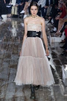 Christian Dior Resort 2019 Fashion Show Collection: See the complete Christian Dior Resort 2019 collection. Look 74 Dior Fashion Show, Dior Skirt, Dior Dress, Dior Haute Couture, Armani Prive, Dior Fashion, Dior Couture