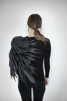 cool the t-shirt-issue by http://www.redfashiontrends.us/fashion-designers/the-t-shirt-issue/ Absurd Fashion, Mode Edgy, Mode Origami, Sculptural Fashion, Origami Fashion, Paper Fashion, Body Adornment, Futuristic Fashion, Fashion 2020