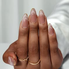 Uñas french elegantes Almendra French Natural Nails Short, Classy New Years Nails Gold, Pink Gold French Nails, Dainty Korean Nails, Vacation Christmas Nails, Gold French Nails Almond, Subtle Snowflake Nails, Fall Nail Designs Cat Eye, Classy Pearl Nails