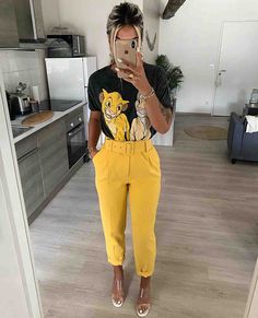 Mustard Tshirt Outfits, Tshirt Office Outfit, Yellow Pants, Work Attire, Moda Fashion