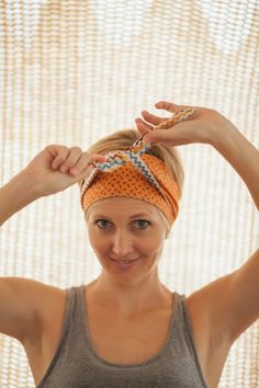 How to tie a boho bohemian head wrap band turban style Boho Short Hair, Hair Pins Diy, Boho Hair Wrap, Festival Headpiece, Head Scarf Tying, Head Wraps For Women, Head Wrap Styles