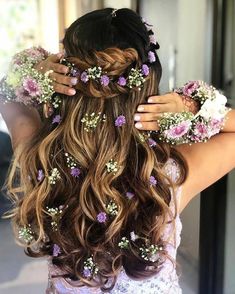 10 Floral Hairstyles to Blossom at Your Haldi Celebration Indian Wedding Hairstyles, Flowers In Her Hair, Quince Hairstyles, Open Hairstyles, Indian Bridal Hairstyles, Mehendi Design, Curly Hairstyles, Floral Hair, Indian Hairstyles