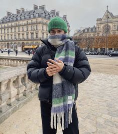 Streetwear Scarf Men, Men's Winter Outfits Cold Weather, Winter Scarf For Men, Men Outfit With Scarf, Men Outfits With Scarfs, Men In Scarves, Winter Scarf Outfit Men, Scarf Fits Men