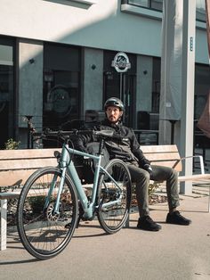 Commuter sitting on bench with TENWAYS CGO600 electric bike Cycling Lifestyle, Urban Commuter, Electric Bikes, Commuter Bike, E Bike, Electric Bike, Cycling, Bicycle