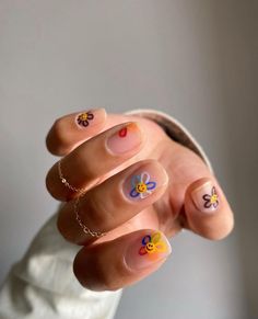 7,145 Likes, 10 Comments - The Blonde Salad (@theblondesalad) on Instagram: “Make it flowery 🌸 #theblondesalad #nailsinspo #manicure #beauty pic by @thehangedit” Hippie Nails, Hawaiian Flower, Flower Nail, Short Nail Designs, Nails 2024