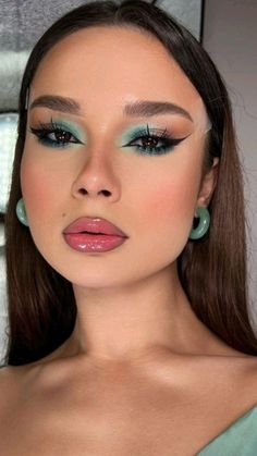 Sparkly Cat Eye Makeup, Gala Dinner Make Up, Brown And Teal Makeup, Simple Formal Makeup Green Eyes, Teal Makeup Looks For Brown Eyes, Trending Make Up Looks, Makeup For Teal Dress, Green Makeup Brown Eyes, Duochrome Eyeshadow Looks