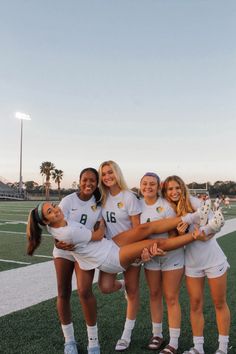 #soccer #soccerlife #socceraesthetic #girls Soccer Bestie Pics, Soccer Duo Pictures, Soccer Photo Poses, Soccer Pics With Friends, Soccer Aesthetic Pictures, Soccer Aesthetic Girl, Soccer Poses For Pictures, Soccer Media Day Poses