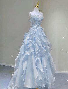 डिजाइनर कपड़े, Light Blue Prom Dress, Prom Dress Inspo, Strapless Evening Dress, Floral Prom Dresses, Prom Dress Ideas, Prom Dress Inspiration, Cute Prom Dresses, Pretty Prom Dresses