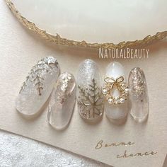 Nail Art For Holidays, Christmas Nail Designs Gold, Christmas Nail Designs White, White Nails With Gold Design, Christmas White Nails, Christmas Nails Design Holiday