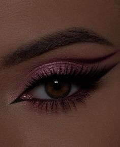 35o Palette Looks, Makeup For A Magenta Dress, Nice Eyeshadow Looks, Black And Maroon Eye Makeup, Soft Glam Holiday Makeup, Prom Makeup Maroon, Eyeshadow For Wine Colored Dress, Burgundy Prom Makeup Looks, Maroon And Silver Makeup