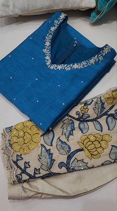 Kurta Work Designs Women, Churidar Neck Designs Cotton, Kurta Neck Embroidery Designs, Kurti Neck Work Design, Maggam Work Dresses For Women, Cotton Chudidhar Neck Designs, Simple Hand Work On Kurti, Hand Designs For Kurtis, Simple Neck Designs For Kurti