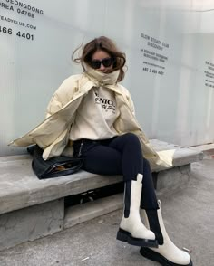 Top 14 Instagram influencer outfits of the week White Chealse Boots Outfit, White Lug Sole Boots Outfit, White Chelsea Boots Outfit Women, Chealse Boot Outfit Women, Instagram Influencer Outfits, White Chelsea Boots Outfit, Bottega Boots, White Chelsea Boots