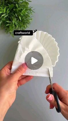 Paper Roll Crafts Diy, Christmas Decorations Centerpiece, Coffee Filter Crafts, Paper Christmas Decorations, Diy Christmas Wreaths, Christmas Ornament Wreath, How To Make Paper Flowers, Christmas Wreaths To Make, Navidad Diy