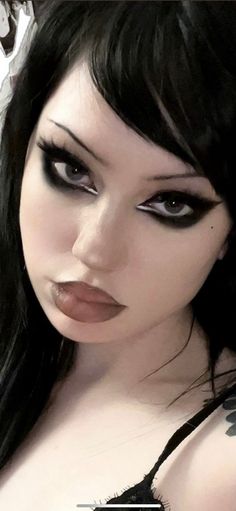 Wasteland Makeup, Easy Emo Makeup, Scene Kid Makeup, Alt Eyeliner Styles, Trad Goth Eye Makeup, Alt Eye Makeup, Everyday Goth Makeup, Subtle Goth Makeup