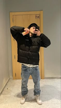 Victor Perez, Mens Streetwear Outfits, Rapper Style, Outfit Oversize, Snowboarding Style, Jordan Outfit, Male Models Poses, Baggy Clothes