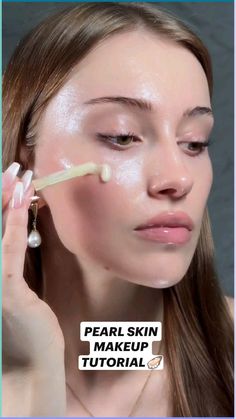 Achieve a radiant, glowy look with this pearl skin makeup tutorial. Perfect for summer, this guide offers inspiration to help you glow all day long, keeping your skin looking luminous and flawless.
#fashion #aesthetic #shorts #tiktok #coquette #makeup #makeupoftheday #makeuplover #tutorial #makeuptutorialforteens #makeuptutorial #makeupaddict #sunkissed #sunkissedbeauty #summermakeup #naturalmakeupideas #naturalmakeuptutorials #makeuplooksforbrowneyes #pearlskin #glowyskin #glowymakeup 
credits: jasminnlily_ Shiny Face Glow, Glowy Skin Makeup Tutorials, Pearly Makeup Look, Glass Skin Makeup Look, Skin Makeup Tutorial, Coquette Makeup, Natural Glam Makeup, Glam Wedding Makeup, Date Night Makeup