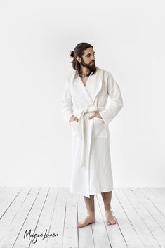 The best Father's Day gifts for dads include linen bath robe, linen towels, linen bedding, linen men's clothing and more. This comfortable hooded bath robe is made from linen-cotton blend, which makes it super soft and lightweight. The puffy waffle weave increases absorbency and gently exfoliates your skin. The bath robe comes with two pockets and a waist tie. Robe For Men, Linen Bathrobe, Review Clothing, Linen Robe, Denim Texture, Linen Pajamas, Hooded Robe