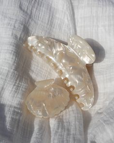 Save money when you buy this mesmerizing duo in a set. Set includes 1 OCEAN shell claw clip and 1 KAUI hair claw clip in IVORY PEARL. Perfect for easy claw clip hairstyles 🐚 Wedding Hair Claw Clip, Claw Clips Cute, Seashell Claw Clip, Pretty Hair Clips, Hair Claw Aesthetic, Aesthetic Hairclips, Claw Clips Aesthetic, Aesthetic Claw Clips, Bathroom List