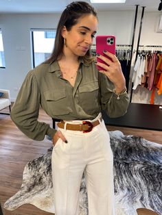 Tecido: 100% Viscose. Com bolsos funcionais. Camisa Social, Casual Clothes, Look Chic, Khaki Pants, Casual Outfits, Cute Outfits, Pants, Quick Saves, Clothes