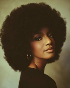 Big Afro, Avant Garde Hair, Wealthy Women, Type 4 Hair, Black Women Makeup, Curly Afro, Dark Skin Women, Dark Skin Makeup