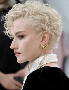 Julie Garner, Pixy Cut, Pixie Wavy Hair, Wanted Aesthetic, Short Platinum Hair, White Pixie Cut, Scruffy Hair, Marvel 4k, Short White Hair