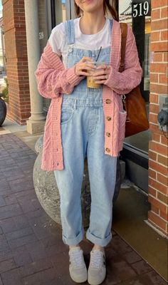 Bright Floral Outfit, Romantic Outfit Inspiration, Spring Cool Outfits, Comfycore Aesthetic Outfits, Trendy Influencer Outfits, Funky Overalls Outfit, Cottage Core Street Style, Artsycore Outfits, Pastel Overalls Outfit