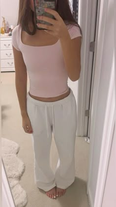 Cute Outfits With Sweats, Sweat Pants Outfits, Brandy Melville Fits, Minimalist Fits, Brandy Outfits, Thrift Outfits, Outfit Inspo Pink, Brandy Fits, Clothes School