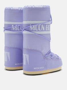 lilac purple water-repellent padded design logo-print strap aesthetic criss-cross tubular laces (not to be used to tighten boots) metal eyelet detailing full foam lining top drawstring fastening round toe calf-length contrasting rubber sole slip-on style Boots Moon, Moon Boot, Mule Sneakers, Low Boots, Moon Boots, Baby Boots, Girls Wardrobe, Lilac Purple, Boots And Sneakers