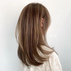 Brown With Soft Highlights, Light Brown Hair Japanese, Dark Brown Roots Balayage, Hair Trend 2023 Women, Dyed Asian Hair, Asian Hair Highlights Balayage, Balayage Hair Asian, Asian Highlights Hair, Asian Dyed Hair