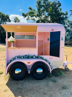 Light pink horse trailer mobile bar Pink Horse Trailer Bar, Lemonade Horse Trailer, Mobil Boutique Trailer, Mobile Business Trailer, Vintage Trailer Boutique Mobile Shop, Flower Trailer Ideas, Mobile Flower Shop Trailer, Flower Horse Trailer, Mobile Dessert Truck