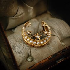 Buccellati Jewelry, Moon Brooch, Victorian Life, Victorian Jewellery, Bridal Necklace Designs, Antique Necklaces Design, Online Gold Jewellery, Gold Jewelry Simple Necklace