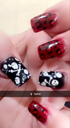 Mall Goth Nails Acrylic, Goth Y2k Nails, Scene Queen Nails, Nails Grunge 90s, Mall Goth Nails, Goth Short Nails, Scene Nails Emo, Red Cheetah Nails, Goth Acrylic Nails