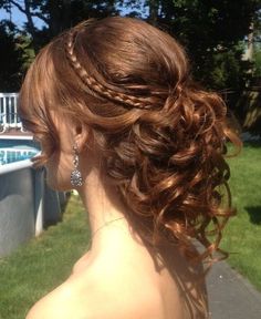 "Elevate your homecoming look with the latest trends in hairstyles for 2023! Explore a stunning collection of homecoming hair inspiration on Pinterest. From elegant updos to boho braids and glamorous curls, discover the perfect hairstyle to make you shine on your special night. Get ready to slay the dance floor with these top trending homecoming hairstyles! 💃✨ #HomecomingHairstyles #HairInspiration #TrendingStyles #Homecoming2023 #PinterestHair" Cute Prom Hairstyles, Prom Hairstyles For Short Hair, Quince Hairstyles, Prom Hairstyles For Long Hair, Penteado Cabelo Curto, Homecoming Hairstyles, Trendy Hairstyles, Bridesmaid Hair, Hair Updos