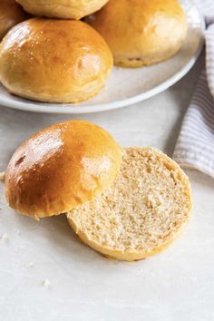 Quick and easy homemade hamburger bun recipe! This one hour brioche bun recipe makes the best soft brioche rolls! Hamburger Buns Homemade, Honey Yeast Rolls, Buns Homemade, Homemade Hamburger