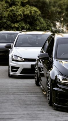 a row of cars parked next to each other