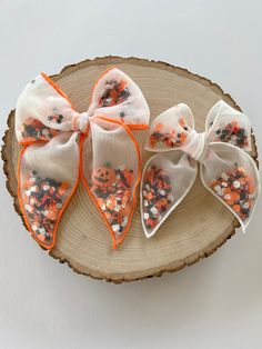 "How cute are these one of kind Shaker Bows! Orange bows will only have the Jack o lantern! Hair bows are the cutest hair accessory! Bows are made with removable clips on the right side but the clips can be removed to be used on the left side! If you would like clip on left please add to notes at checkout! Bow Measurements: Vera: 4.5\" by 5\" Vivi- 5.5\" by 7\" Alligator Clip Sizes: 2.35\" alligator clip teeth 1.9\" alligator clip Please don't leave your child unattended with the bows. Warning: Halloween Hair Bows Diy, Shaker Bows, Bow Measurements, Hair Bows For Girls, Halloween Hair Bows, Big Hair Bows, Bows For Girls, Chesapeake Va, Halloween Headband