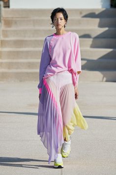 #iceberg #fashion #photography #ss20 #collection #fashionweek #mfw #inspiration #highfashion #model #fashionphotography Pleated Long Skirt, Vogue Fashion, Fashion Show Collection, Vogue Paris, Sweater Pattern, Primavera Estate, Spring Fashion, Milan, Fashion Show