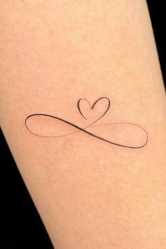 Heart Tattoo Color, Tattoos Heart, Tattoo Color, Weird Tattoos, Botanical Tattoo, Small Tattoo Ideas, Small Hand Tattoos, Family Tattoos, Trendy Tattoos