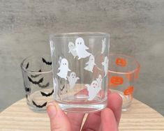 Halloween shot glass, shot glasses for halloween, ghost shot glass, gifts for halloween lovers Halloween Glass Painting Ideas, Painting Shot Glasses Ideas, Halloween Shot Glasses Diy, Shot Glass Crafts, Painting Shot Glasses, Shot Glass Painting Ideas, Cups Cricut, Painted Shot Glasses, Cute Shot Glasses