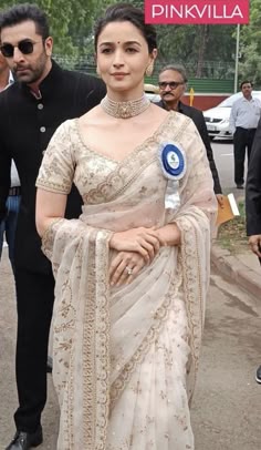 White Engagement Saree, Ivory Saree Look, Reception Look In Saree, White Saree Jewellery Ideas, Off White Saree Wedding, Wedding Saree Jacket Designs Latest, Elegant Off White Wedding Saree, Bridal White Saree, Alia Bhatt Wedding Saree