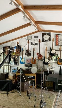 #electricguitar #rockstar Band Room Ideas, Music Room Design, House Of Gold, Home Music Rooms, Music House, Music Studio Room, Home Studio Music, Studio Room, Room Design Bedroom