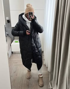 Black Coat Outfits For Women Winter, Long Puffy Coat Outfit, Cozy Looks Outfit, Winter Knit Outfit, Black Ugg Outfits, Black Ugg Outfit, Winter Outfits Grunge, Throwing Clothes, Cold Fashion