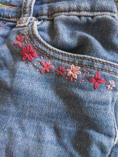 Short Embroidery, Embroiled Jeans, Easy Jeans Embroidery, Jeans Jacket Embroidery Ideas, Flower Embroidery Pants, Pant Embroidery, Jean Embroidery Flowers, Jean Embroidery Ideas Pockets, Embroidery On Shorts