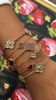 Van Cleef And Arpels Jewelry, Expensive Jewelry Luxury, Wrist Jewelry, Gold Rate, Luxe Jewelry, Dope Jewelry, Jewelry Fashion Trends, Classy Jewelry, Expensive Jewelry